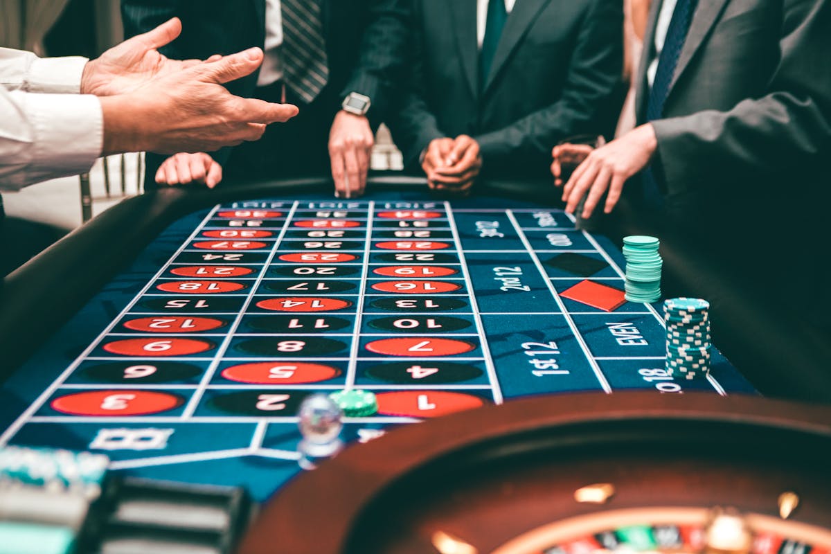 Welche spezifischen Roulette-Setzstrategien sind risikoreich, aber potenziell lohnend